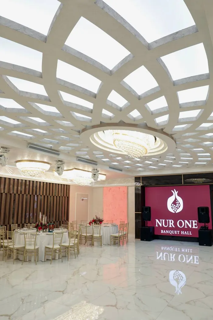 Round reception table with gold chiavari chairs at Nur One